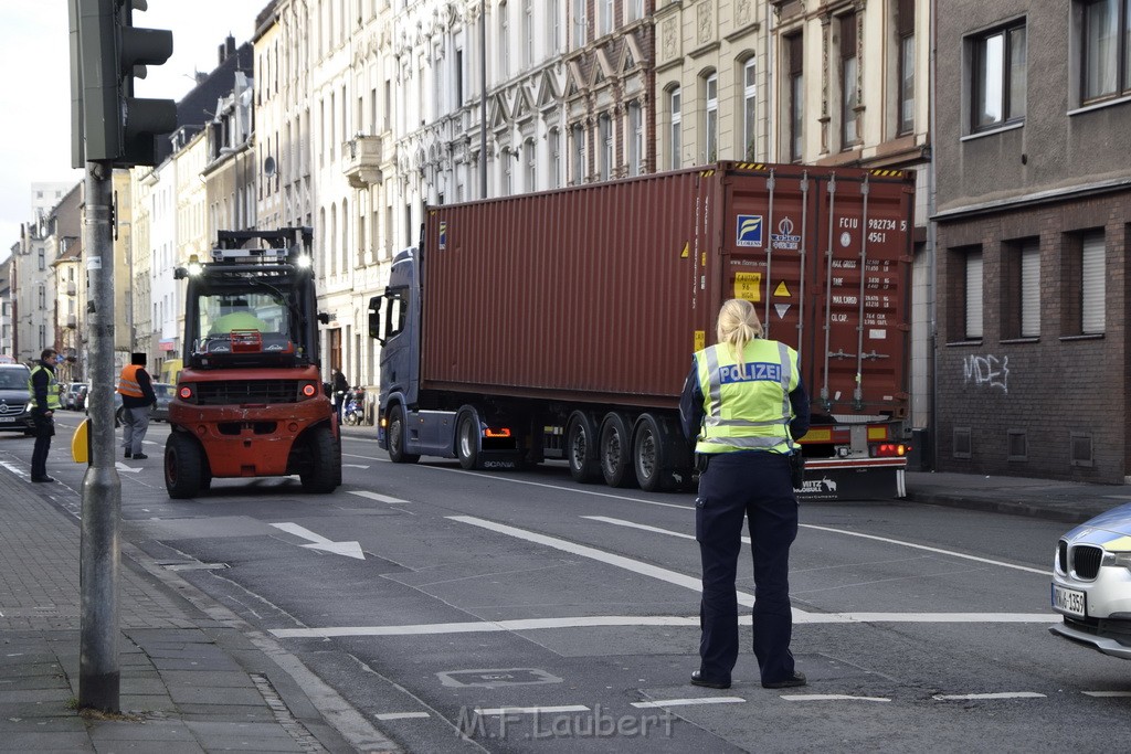 LKW gegen Bruecke wegen Rettungsgasse Koeln Muelheim P63.JPG - Miklos Laubert